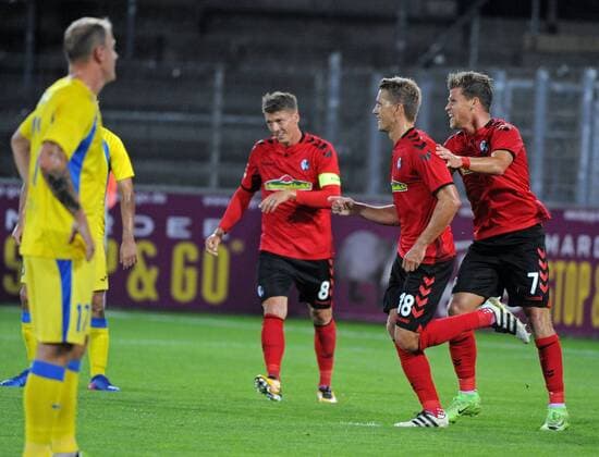 SC Freiburg vs NK Dom?ale Domzale Freiburg, Schwarzwald Stadion, 27.7.2017 Fu?ball, UEFA; Europa-League-Qualifikation; Saison 2017-2018 Torjubel v. li. Mike FRANTZ, SC Freiburg, Torschütze Nils PETERSEN, SC Freiburg und Florian NIEDERLECHNER, SC Freiburg. Vorne links, Senijad Ibricic, Domzale Foto- und alle