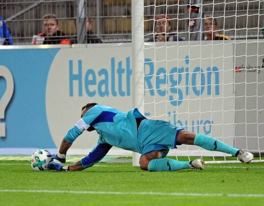 Bilder des Tages - SPORT SC Freiburg vs NK Dom?ale Domzale Freiburg, Schwarzwald Stadion, 27.7.2017 Fußball, UEFA; Europa-League-Qualifikation; Saison 2017-2018 Dejan Milic, Domzale hält eine Elfmeterschuss Foto- und alle