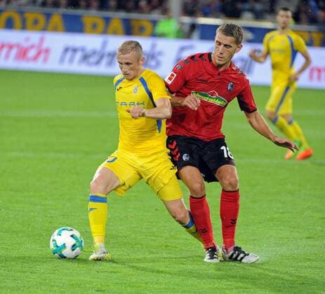SC Freiburg vs NK Dom?ale Domzale Freiburg, Schwarzwald Stadion, 27.7.2017 Fußball, UEFA; Europa-League-Qualifikation; Saison 2017-2018 Zeni Husmani, Domzale; Nils PETERSEN, SC Freiburg Foto- und alle