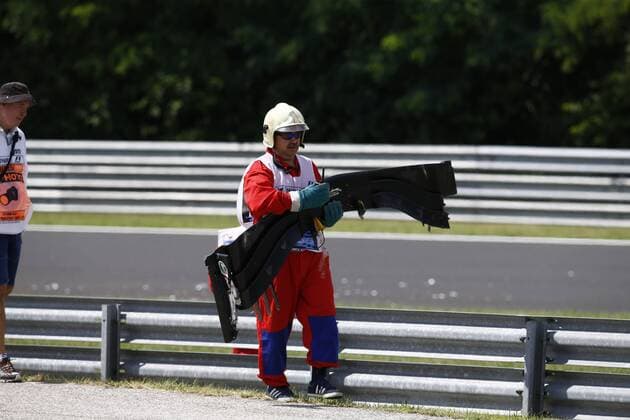 Bilder des Tages - SPORT Motorsports: FIA Formula One World Championship WM Weltmeisterschaft 2017, Grand Prix of Hungary, steward, Streckenposten, track marshall, front wing, Frontflügel Budapest Hungary xHOCHxZWEIx