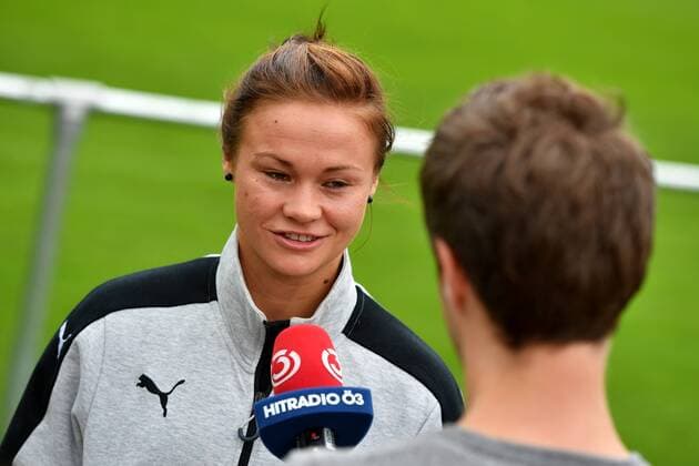 SOCCER - UEFA EURO EM Europameisterschaft Fussball 2017 WAGENINGEN,NETHERLANDS,28.JUL.17 - WOMEN SOCCER - UEFA Women s European Championship EM Europameisterschaft 2017, quarterfinal, preview, mixed zone team AUT. Image shows StefanieÊEnzinger (AUT). Keywords: interview. GEPAxpictures xFlorianxErtl