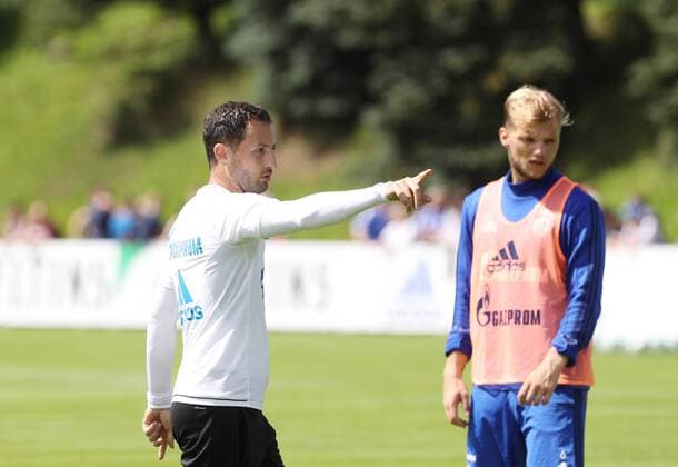 28.07.2017, Fussball GER, 1. Bundesliga Saison 2017 2018, Trainingslager des FC Schalke 04 in Mittersill, Training, Trainer Domenico Tedesco (FC Schalke 04), rechts Johannes Geis (Schalke 04)