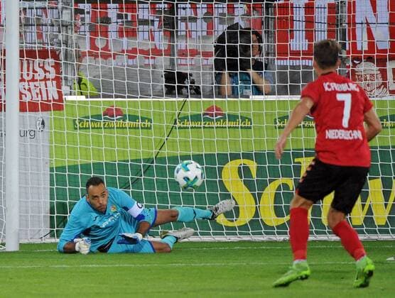 SC Freiburg vs NK Dom?ale Domzale Freiburg, Schwarzwald Stadion, 27.7.2017 Fußball, UEFA; Europa-League-Qualifikation; Saison 2017-2018 Dejan Milic, Domzale; Florian NIEDERLECHNER, SC Freiburg Foto- und alle