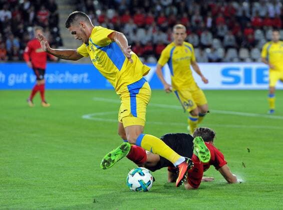 SC Freiburg vs NK Dom?ale Domzale Freiburg, Schwarzwald Stadion, 27.7.2017 Fußball, UEFA; Europa-League-Qualifikation; Saison 2017-2018 Lovro Bizjak, Domzale - Florian Niederlechner, SC Freiburg Foto- und alle