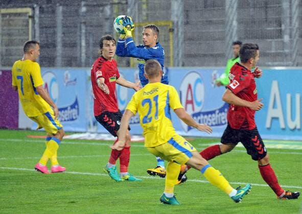 SC Freiburg vs NK Dom?ale Domzale Freiburg, Schwarzwald Stadion, 27.7.2017 Fußball, UEFA; Europa-League-Qualifikation; Saison 2017-2018 Zwischendurch stöhmender Regen, am Ball TW Alexander SCHWOLOW, SC Freiburg Foto- und alle