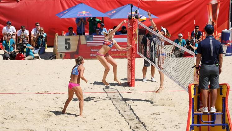 Beach volleyball Beachvolleyball - FIVB World Championships 2017 VIENNA,AUSTRIA,28.JUL.17 - BEACH VOLLEYBALL - FIVB World Championships. Image shows Lena Plesiutschnig (AUT) and Summer Ross and Brooke Sweat (USA). GEPAxpictures xMaticxKlansek
