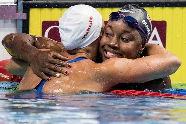 Bilder des Tages - SPORT Schwimmen, WM in Budapest, 100m Freistil Damen 170728 USAs Simone Manuel jublar efter att hon vunnit guld i finalen pa 100 meter frisim under sim-VM den 28 juli 2017 i Budapest.  Copyright: PETTERxARVIDSON BB170728PA013