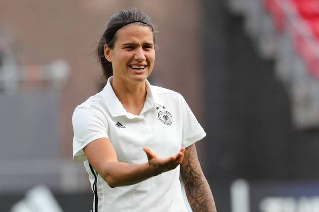 Dzsenifer Marozsan (DFB-Frauen, 10), Einzelbild, Aktion, Action, gibt Anweisungen, gestikuliert, mit den Armen gestikulieren, gives instructions, gesticulate, beim Training, Abschlusstraining im Stadion, Übungseinheit, Spielvorbereitung, Action, Aktion, Fussball, UEFA Women s EURO 2017, MD-1, Deutschland - Dänemark, xozx