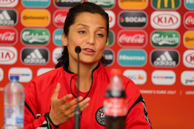 Nadia Nadim (Dänemark, 9), gibt Anweisungen, gestikuliert, mit den Armen gestikulieren, gives instructions, gesticulate, bei der Pressekonferenz, Abschlusspressekonferenz, PK, press conference PK Pressekonferenz Pressetermin im Media Center, im Vorfeld des Spiels, Fussball, UEFA Women s EURO 2017, MD-1, Deutschland - Dänemark, xozx