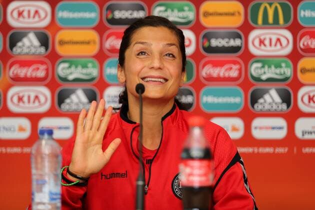 Auf Wiedersehen, Nadia Nadim (Dänemark, 9) singt auf der PK: Deutschland, Deutschland, alles ist vorbei, als Antwort auf einen Tweet von Nadine Angerer (nicht im Bild), bei der Pressekonferenz, Abschlusspressekonferenz, PK, press conference PK Pressekonferenz Pressetermin im Media Center, im Vorfeld des Spiels, Fussball, UEFA Women s EURO 2017, MD-1, Deutschland - Dänemark, xozx