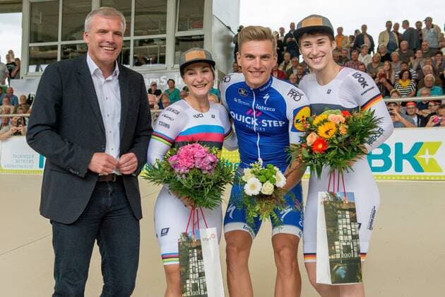 NOVASIB Stehernacht - Steherrennen Erfurt Radrennbahn Andreasried im Bild: Andreas Bausewein (Oberbürgermeister Erfurt) überreicht Blumen an Kristina Vogel, Marcel Kittel und Pauline Grabosch