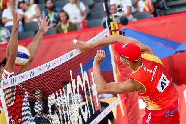 Beach volleyball Beachvolleyball - FIVB World Championships 2017 VIENNA,AUSTRIA,28.JUL.17 - BEACH VOLLEYBALL - FIVB World Championships. Image shows Martin Ermacora (AUT) and Pablo Herrera Allepuz (ESP). GEPAxpictures xMaticxKlansek