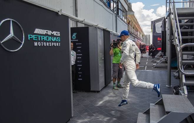 Bilder des Tages - SPORT July 28, 2017 - MogyoroD, Hungary - Valtteri Bottas of Finland and Mercedes AMG Petronas driver goes to his garage during the free practice session at Pirelli Hungarian Formula 1 Grand Prix on Jul 28, 2017 in Mogyorod, Hungary. F1 Grand Prix of Hungary - Practice  - ZUMAn230 20170728_zaa_n230_217 Copyright: xRobertxSzaniszlox