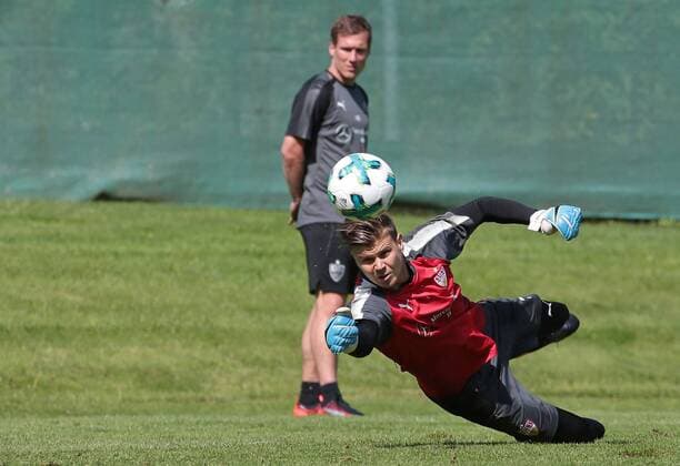 29.07.2017, Österreich, Neustift Fußball VfB Stuttgart Trainingslager im Stubaital, v.l. Trainer Hannes Wolf, Mitchell Langerak