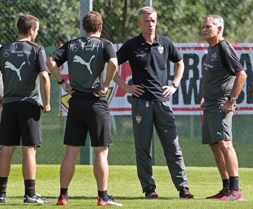 29.07.2017, Österreich, Neustift Fußball VfB Stuttgart Trainingslager im Stubaital, v.l. VfB Co-Trainer Miguel Moreira, VfB Trainer Hannes Wolf, VfB Sportdirektor Jan Schindelmeiser, VfB Präsident Wolfgang Dietrich