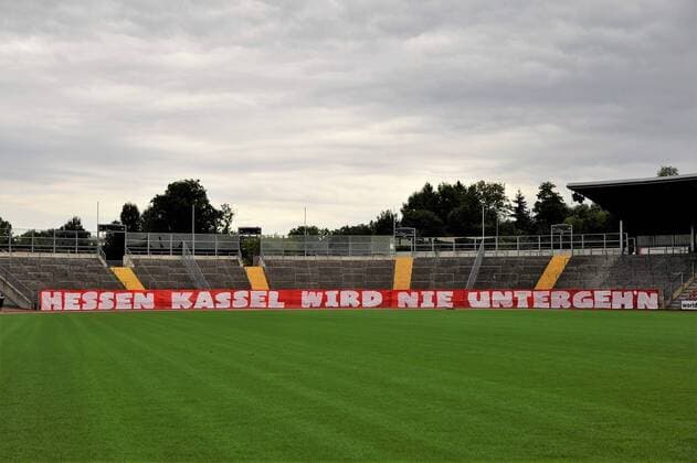 Fußball, Stadiongeschichte KSV Hessen-Kassel 29.07.20177 Kassel, Auestadion Regionalliga Süd Saison 2017 2018 KSV Hessen Kassel Die Fans des KSV Hessen Kassel haben ein grosses Transparent mit der Aufschrift gespannt - Hessen Kassel wird nie untergehen