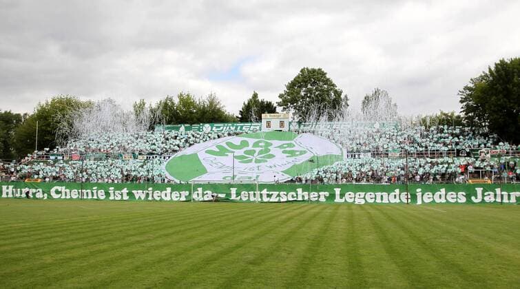 Chemie Leipzig - Lok Fussball Regionalliga Leipzig, 29.07.2017, Alfred-Kunze-Sportpark, Fussball, Regionalliga NO , BSG Chemie Leipzig vs. 1.FC Lokomotive Leipzig , Im Bild: Fans von Chemie, Chroreografie, HURRA CHEMIE IST WIEDER DA. ,