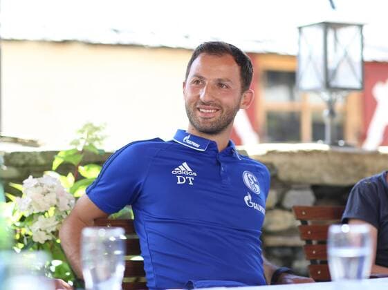 Bilder des Tages - SPORT 29.07.2017, Fussball GER, 1. Bundesliga Saison 2017 2018, Trainingslager des FC Schalke 04 in Mittersill, Medienrunde, Trainer Domenico Tedesco (FC Schalke 04)