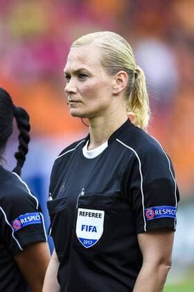 170729 Domare Bibiana Steinhaus före kvartsfinalen mellan Holland och Sverige under dag 14 av fotbolls-EM den 29 juli 2017 i Doetinchem.  Copyright: CARLxSANDIN BB170729CS037