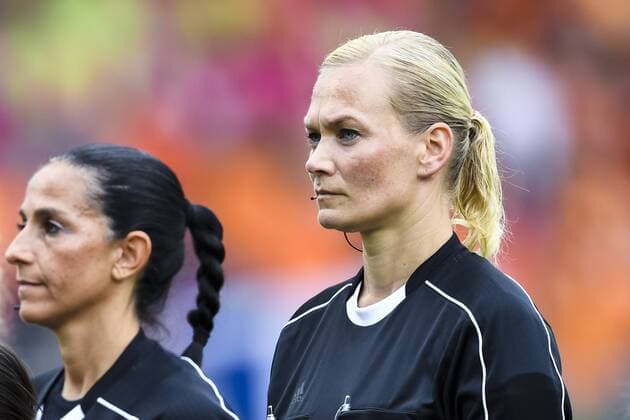 170729 Domare Bibiana Steinhaus före kvartsfinalen mellan Holland och Sverige under dag 14 av fotbolls-EM den 29 juli 2017 i Doetinchem.  Copyright: CARLxSANDIN BB170729CS038