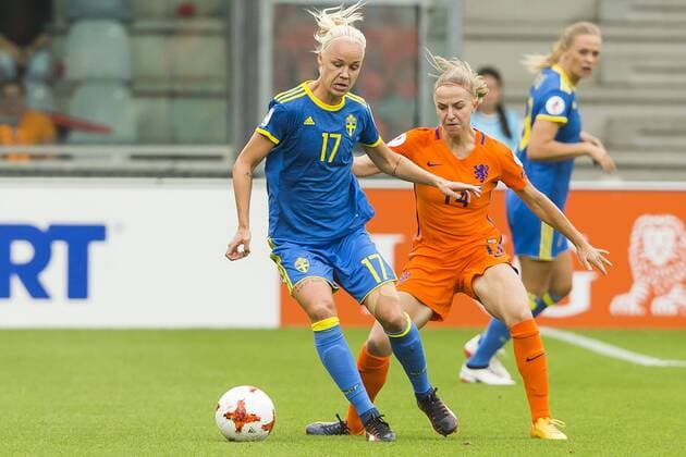 Fußball, Frauen EM, Niederlande - Schweden DOETINCHEM - 29-07-2017, EK Vrouwenvoetbal 2017, Women s Euro 2017, Stadion De Vijverberg, Kwartfinale, Nederland - Zweden, Zweden speelster Sara Caroline Seger (l) met Nederland speelster Jackie Groenen (r) Nederland - Zweden  x1658590x