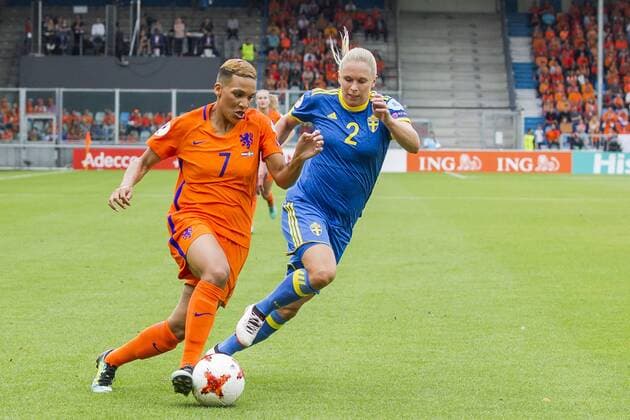 Fußball, Frauen EM, Niederlande - Schweden DOETINCHEM - 29-07-2017, EK Vrouwenvoetbal 2017, Women s Euro 2017, Stadion De Vijverberg, Kwartfinale, Nederland - Zweden, Nederland speelster Shanice van de Sanden (l) met Zweden speelster Jonna Andersson (r) Nederland - Zweden  x1658594x