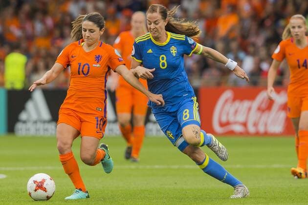 Fußball, Frauen EM, Niederlande - Schweden DOETINCHEM - 29-07-2017, EK Vrouwenvoetbal 2017, Women s Euro 2017, Stadion De Vijverberg, Kwartfinale, Nederland - Zweden, Nederland speelster Danielle van de Donk (l) met Zweden speelster Lotta Schelin (r) Nederland - Zweden  x1658611x