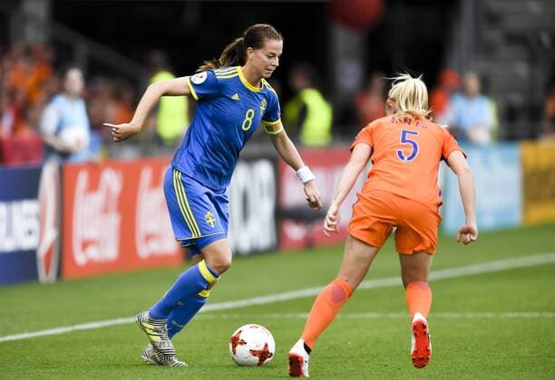 Fußball, Frauen EM, Niederlande - Schweden 170729 Sveriges Lotta Schelin och Hollands Kika van Es i kvartsfinalen mellan Holland och Sverige under dag 14 av fotbolls-EM den 29 juli 2017 i Doetinchem.  Copyright: CARLxSANDIN BB170729CS045