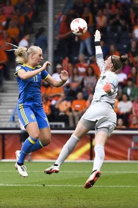 Fußball, Frauen EM, Niederlande - Schweden 170729 Sveriges Stina Blackstenius och Hollands malvakt Sari van Veenendaal i kvartsfinalen mellan Holland och Sverige under dag 14 av fotbolls-EM den 29 juli 2017 i Doetinchem.  Copyright: CARLxSANDIN BB170729CS046