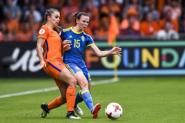 Fußball, Frauen EM, Niederlande - Schweden 170729 Hollands Lieke Martens och Sveriges Jessica Samuelsson i kvartsfinalen mellan Holland och Sverige under dag 14 av fotbolls-EM den 29 juli 2017 i Doetinchem.  Copyright: CARLxSANDIN BB170729CS050