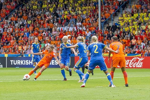 Fußball, Frauen EM, Niederlande - Schweden DOETINCHEM - 29-07-2017, EK Vrouwenvoetbal 2017, Women s Euro 2017, Stadion De Vijverberg, Kwartfinale, Nederland - Zweden, Nederland speelster Lieke Martens (l) waagt een schot op doel Nederland - Zweden  x1658628x