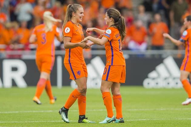 Fußball, Frauen EM, Niederlande - Schweden DOETINCHEM - 29-07-2017, EK Vrouwenvoetbal 2017, Women s Euro 2017, Stadion De Vijverberg, Kwartfinale, Nederland - Zweden, Nederland speelster Lieke Martens (l) viert de 1-0 met Nederland speelster Danielle van de Donk (r) Nederland - Zweden  x1658629x