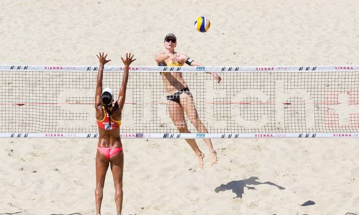 29.07.2017, Donauinsel, Wien, AUT, FIVB Beach volleyball Beachvolleyball WM, Wien 2017, Damen, Gruppe B, im Bild v.l. Andrea Galindo (COL), Julia Sude (GER) f.l. Andrea Galindo of Colombia Julia Sude of Germany during the Women s group B match of 2017 FIVB Beach Volleyball World Championships at the Donauinsel in Wien, Austria on 2017 07 29. Wien  EP_puc  