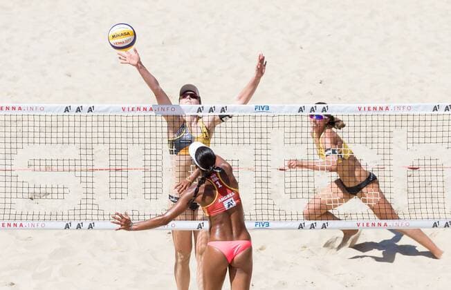 29.07.2017, Donauinsel, Wien, AUT, FIVB Beach volleyball Beachvolleyball WM, Wien 2017, Damen, Gruppe B, im Bild v.l. Julia Sude (GER), Andrea Galindo (COL), Chantal Laboureur (GER) f.l. Julia Sude of Germany Andrea Galindo of Colombia Chantal Laboureur of Germany during the Women s group B match of 2017 FIVB Beach Volleyball World Championships at the Donauinsel in Wien, Austria on 2017 07 29. Wien  EP_puc  