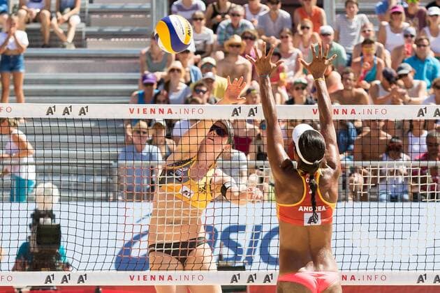 29.07.2017, Donauinsel, Wien, AUT, FIVB Beach volleyball Beachvolleyball WM, Wien 2017, Damen, Gruppe B, im Bild v.l. Julia Sude (GER), Andrea Galindo (COL), f.l. Julia Sude of Germany Andrea Galindo of Colombia during the Women s group B match of 2017 FIVB Beach Volleyball World Championships at the Donauinsel in Wien, Austria on 2017 07 29. Wien  EP_puc  