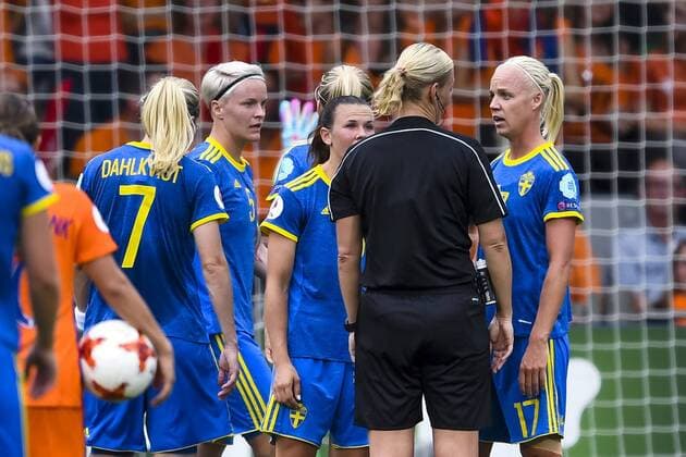 170729 Sveriges Nilla Fischer , Jessica Samuelsson och Caroline Seger i samtal med domaren Bibiana Steinhaus i kvartsfinalen mellan Holland och Sverige under dag 14 av fotbolls-EM den 29 juli 2017 i Doetinchem.  Copyright: CARLxSANDIN BB170729CS051