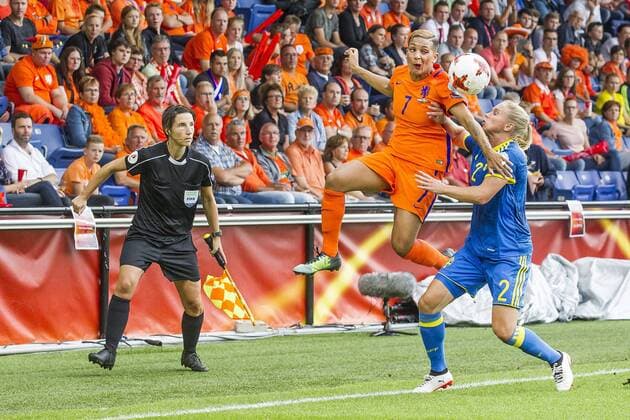 Fußball, Frauen EM, Niederlande - Schweden DOETINCHEM - 29-07-2017, EK Vrouwenvoetbal 2017, Women s Euro 2017, Stadion De Vijverberg, Kwartfinale, Nederland - Zweden, Nederland speelster Shanice van de Sanden (m) met Zweden speelster Jonna Andersson (r) Nederland - Zweden  x1658649x