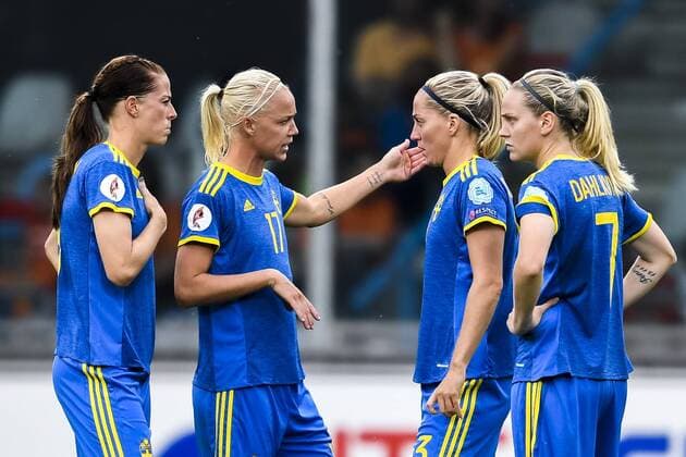 Fußball, Frauen EM, Niederlande - Schweden 170729 Sveriges Caroline Seger samtalar med Lotta Schelin , Linda Sembrant och Lisa Dahlkvist i kvartsfinalen mellan Holland och Sverige under dag 14 av fotbolls-EM den 29 juli 2017 i Doetinchem.  Copyright: CARLxSANDIN BB170729CS070