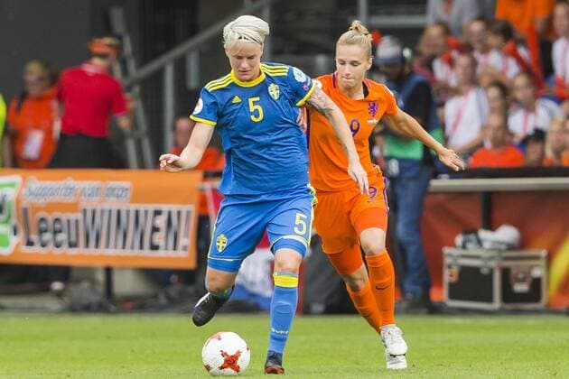 Fußball, Frauen EM, Niederlande - Schweden DOETINCHEM - 29-07-2017, EK Vrouwenvoetbal 2017, Women s Euro 2017, Stadion De Vijverberg, Kwartfinale, Nederland - Zweden, Zweden speelster Nilla Fischer (l) met Nederland speelster Vivianne Miedema (r) Nederland - Zweden  x1658684x