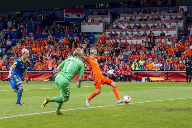 Fußball, Frauen EM, Niederlande - Schweden DOETINCHEM - 29-07-2017, EK Vrouwenvoetbal 2017, Women s Euro 2017, Stadion De Vijverberg, Kwartfinale, Nederland - Zweden, Nederland speelster Vivianne Miedema (r) scoort de 2-0, Zweden speelster Nilla Fischer (l) en Zweden keeper Hedvig Lindahl (m) zijn te laat Nederland - Zweden  x1658701x