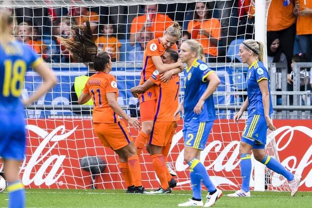 Fußball, Frauen EM, Niederlande - Schweden 170729 Hollands Vivianne Miedema, Lieke Martens och Dzenis Kozica jublar efter 2-0 i kvartsfinalen mellan Holland och Sverige under dag 14 av fotbolls-EM den 29 juli 2017 i Doetinchem.  Copyright: CARLxSANDIN BB170729CS086