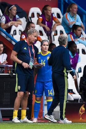 Fußball, Frauen EM, Niederlande - Schweden 170729 Sveriges Hanna Folkesson förbereder sig för byte i kvartsfinalen mellan Holland och Sverige under dag 14 av fotbolls-EM den 29 juli 2017 i Doetinchem.  Copyright: CARLxSANDIN BB170729CS090
