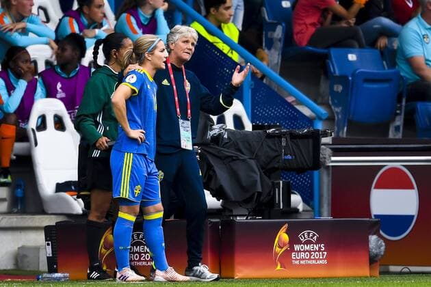 Fußball, Frauen EM, Niederlande - Schweden 170729 Sveriges förbundskapten Pia Sundhage förbereder Hanna Folkesson för byte i kvartsfinalen mellan Holland och Sverige under dag 14 av fotbolls-EM den 29 juli 2017 i Doetinchem.  Copyright: CARLxSANDIN BB170729CS091