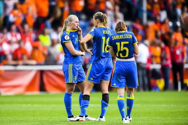 Fußball, Frauen EM, Niederlande - Schweden 2:0 170729 Sveriges Stina Blackstenius, Fridolina Rolfö och Jessica Samuelsson deppar efter kvartsfinalen mellan Holland och Sverige under dag 14 av fotbolls-EM den 29 juli 2017 i Doetinchem.  Copyright: CARLxSANDIN BB170729CS133