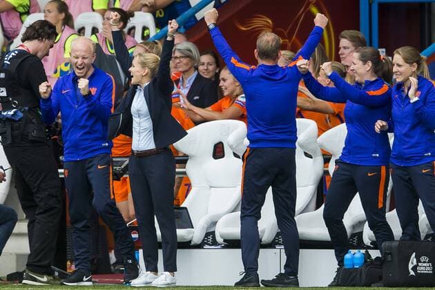Fußball, Frauen EM, Niederlande - Schweden 2:0 DOETINCHEM - 29-07-2017, EK Vrouwenvoetbal 2017, Women s Euro 2017, Stadion De Vijverberg, Kwartfinale, Nederland - Zweden, Uitslag 2-0, Nederland trainer coach Sarina Wiegman (2eL) en assistent Arjan Veurink (l) vieren de overwinning Nederland - Zweden  x1658753x