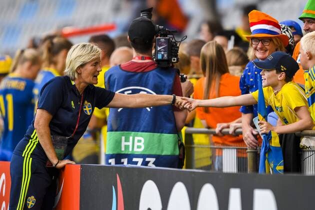 Fußball, Frauen EM, Niederlande - Schweden 2:0 170729 Sveriges assisterande förbundskapten Lilie Persson tackar publiken efter kvartsfinalen mellan Holland och Sverige under dag 14 av fotbolls-EM den 29 juli 2017 i Doetinchem.  Copyright: CARLxSANDIN BB170729CS142