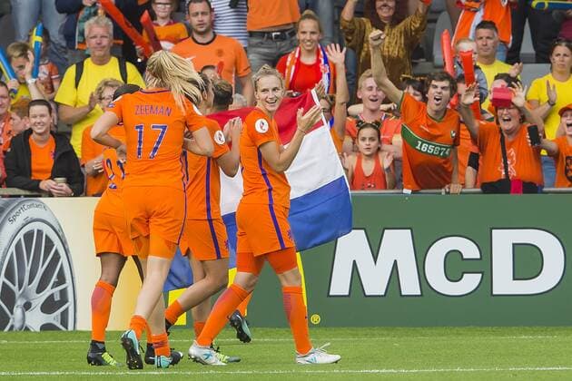 Fußball, Frauen EM, Niederlande - Schweden 2:0 DOETINCHEM - 29-07-2017, EK Vrouwenvoetbal 2017, Women s Euro 2017, Stadion De Vijverberg, Kwartfinale, Nederland - Zweden, Uitslag 2-0, Nederland speelster Vivianne Miedema (r) viert de overwinning na afloop met de fans Nederland - Zweden  x1658759x