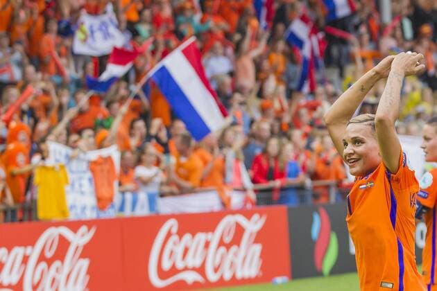 Fußball, Frauen EM, Niederlande - Schweden 2:0 DOETINCHEM - 29-07-2017, EK Vrouwenvoetbal 2017, Women s Euro 2017, Stadion De Vijverberg, Kwartfinale, Nederland - Zweden, Uitslag 2-0, Nederland speelster Shanice van de Sanden viert de overwinning met de fans Nederland - Zweden  x1658774x