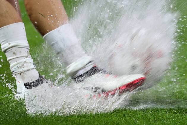 Eine deutsche Spielerin schießt einen Ball der Marke adidas, offizieller Spielball, Aufwämen im Regen, Dauerregen in Rotterdam, Regenschlacht, Symbolfoto, Symbolbild, Symbol, Fussball, UEFA Women s EURO 2017, Viertelfinale, Deutschland - Dänemark, xozx