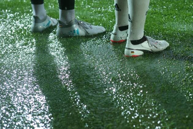 29.07.2017, xkvx, Fussball Frauen EM, Deutschland - Daenemark, emspor, v.l. Deutsche Spieler stehen im Wasser Rotterdam
